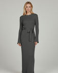 Graues Maxikleid mit Rippenstrick, Bindegürtel und langen Ärmeln, präsentiert vor neutralem Studiohintergrund.