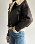 Damenmantel aus veganem Leder mit Shearling-Kragen – Cropped Biker Schnitt für stilvolle Mäntel Damen 2