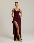 Elegantes Maxikleid in Bordeaux mit tailliertem Schnitt und Schlitz
