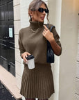 Herbstliches Damen Set aus Rollkragenpullover und plissiertem Minirock in Schokoladenbraun – Komfortabel und Elegant 0