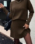 Herbstliches Damen Set aus Rollkragenpullover und plissiertem Minirock in Schokoladenbraun – Komfortabel und Elegant 3