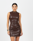 Kurzes braunes Kleid in Lederoptik mit schlanker Passform, präsentiert von einem Model in neutraler Studioaufnahme.