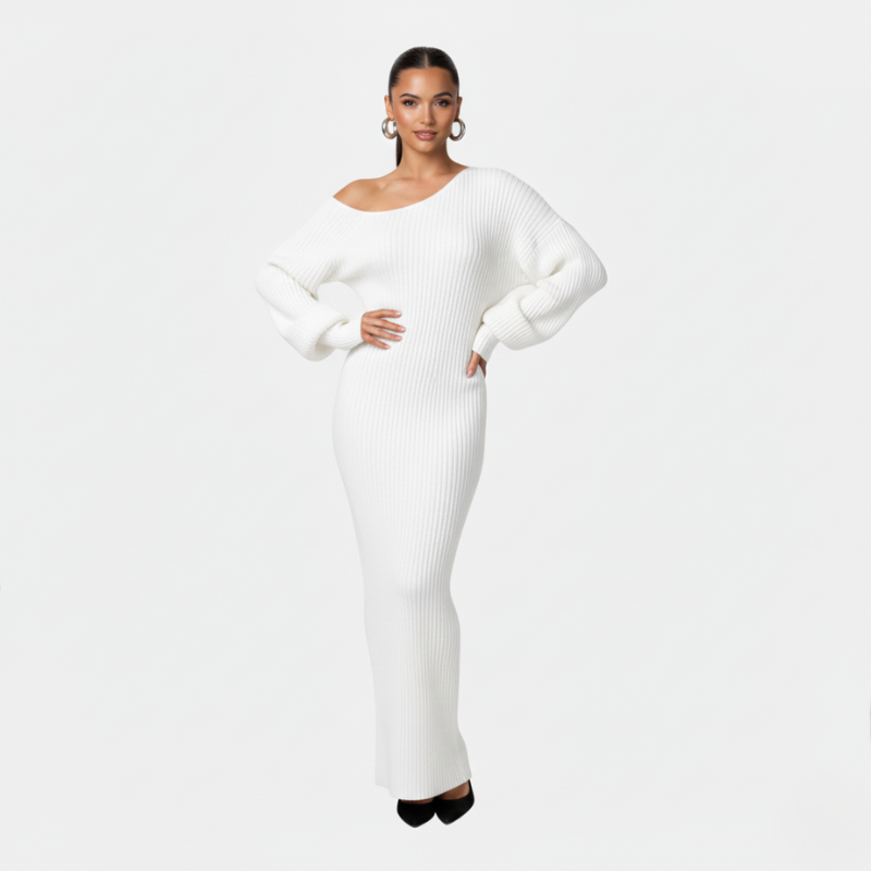 Model präsentiert ein weißes, langes Kleid mit fließender Passform und klarer Form im Studio.