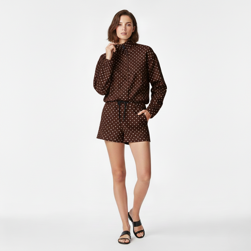 
Braunes zweiteiliges Set mit Polka-Dots, bestehend aus einem locker sitzenden Oberteil und einer Hose mit geradem Bein.