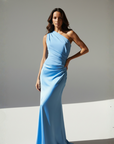 Model präsentiert ein hellblaues One-Shoulder-Maxikleid mit glattem Stoff und eleganter, langer Passform im Studio.