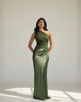 Model trägt ein olivgrünes One-Shoulder-Abendkleid mit drapiertem Stoff und figurbetonter Silhouette im hellen Studio.