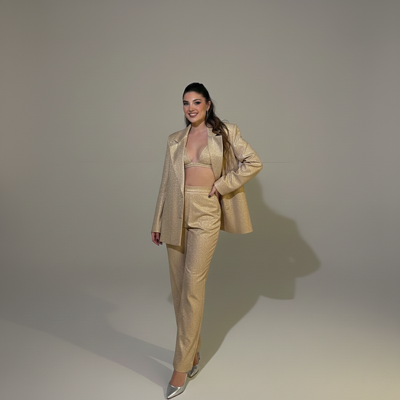 Ganzkörperansicht eines beigefarbenen Damenanzugs mit geradem Schnitt und eleganter Silhouette im Studio.