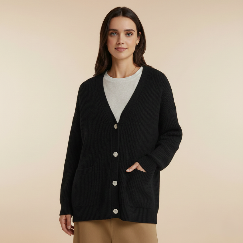 Model trägt einen schwarzen Strickcardigan mit V-Ausschnitt und eleganter, leicht lockerer Passform im Studio.
