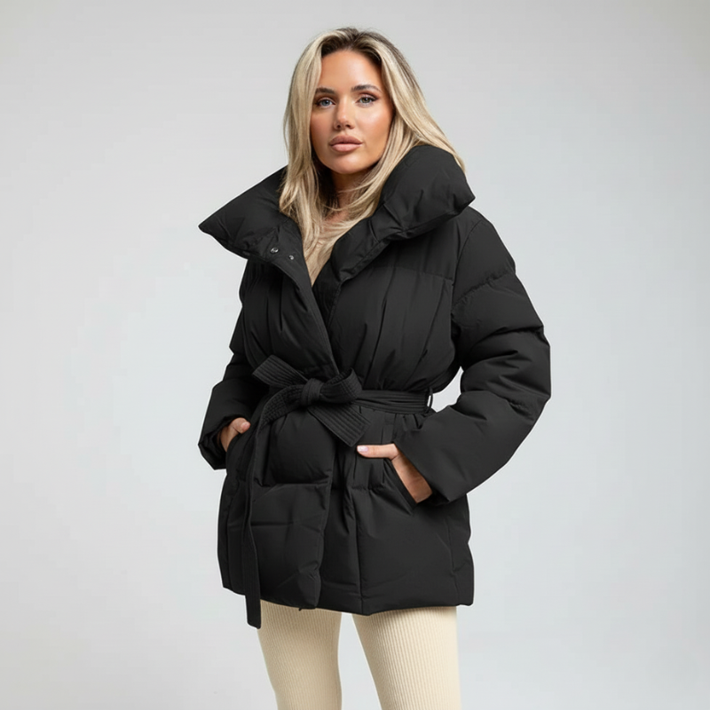 Schwarze Damen-Daunenjacke mit voluminösem Schnitt, getragen von einem Model vor hellem Hintergrund.