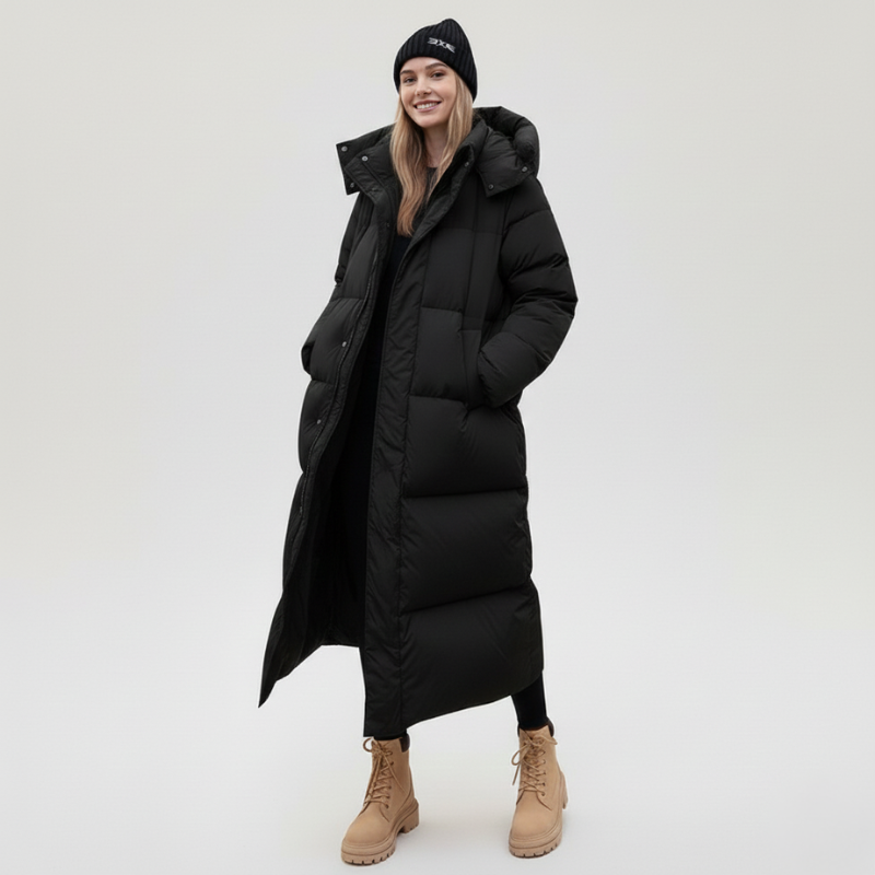 Schwarzer Damen-Daunenmantel mit Kapuze und gerader Silhouette, getragen vor hellem Hintergrund.
