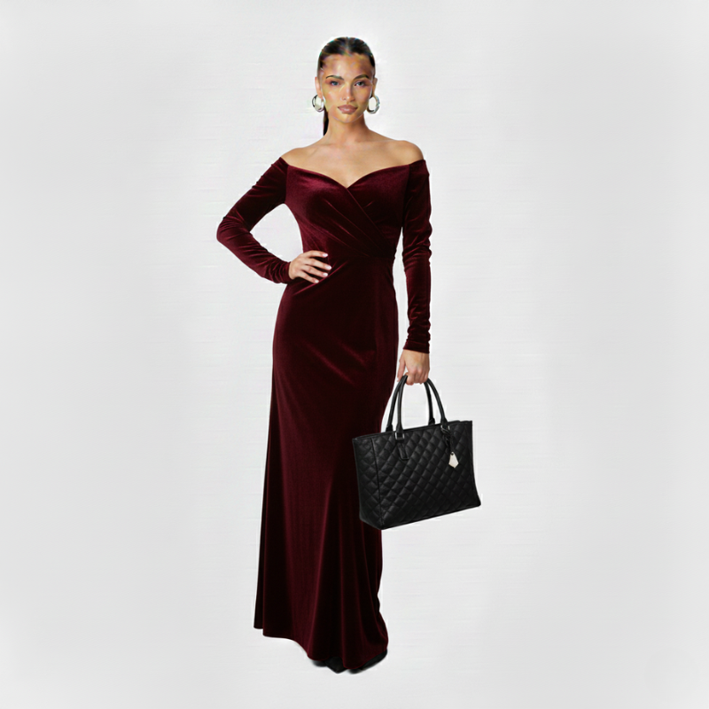 Bordeauxrote Damenhandtasche mit strukturierter Oberfläche, getragen zu einem eleganten Kleid im Studio.