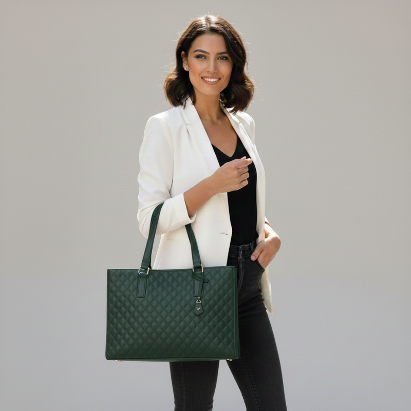 Model kombiniert eine dunkelgrüne Damenhandtasche mit schlichtem Outfit in einer hellen Studioaufnahme.