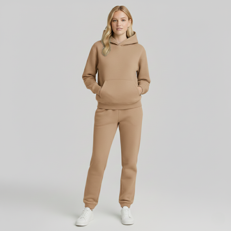 Modell in einem beigen Hoodie-und-Jogginghosen-Set mit lässigem, komfortablem Schnitt im Studio.