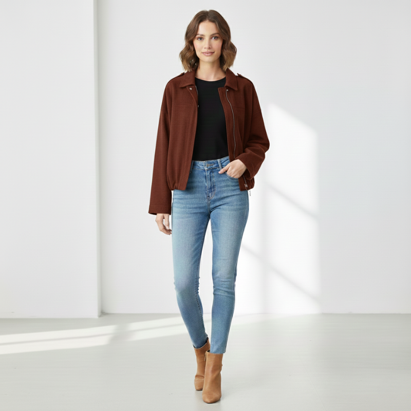 Burgunderrote Damenjacke mit strukturierter Oberfläche, getragen in entspannter Pose vor hellem Hintergrund.