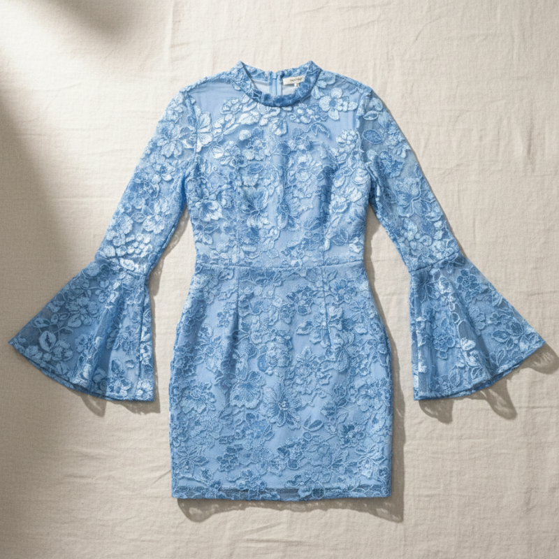 Hellblaues Damenkleid mit ausgestellten Ärmeln flach präsentiert auf hellem Untergrund.