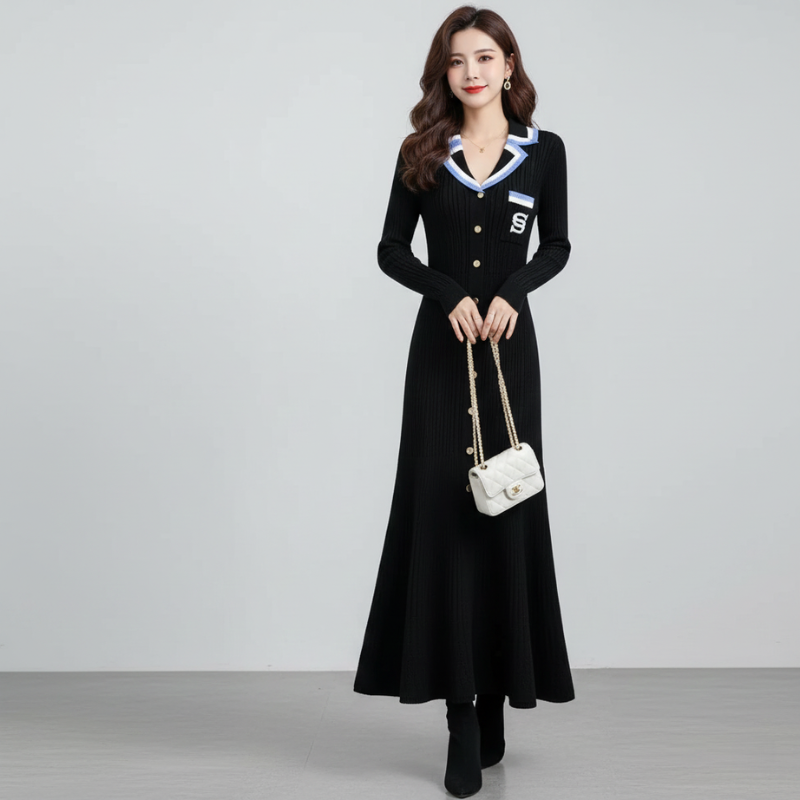 Model zeigt ein schwarzes Maxikleid mit kontrastierendem Kragen, Knopfleiste und femininer Silhouette in heller Umgebung.