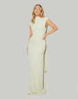 Ganzkörperansicht eines hellgrünen Maxikleids mit schmalem Schnitt vor neutralem Studiohintergrund.