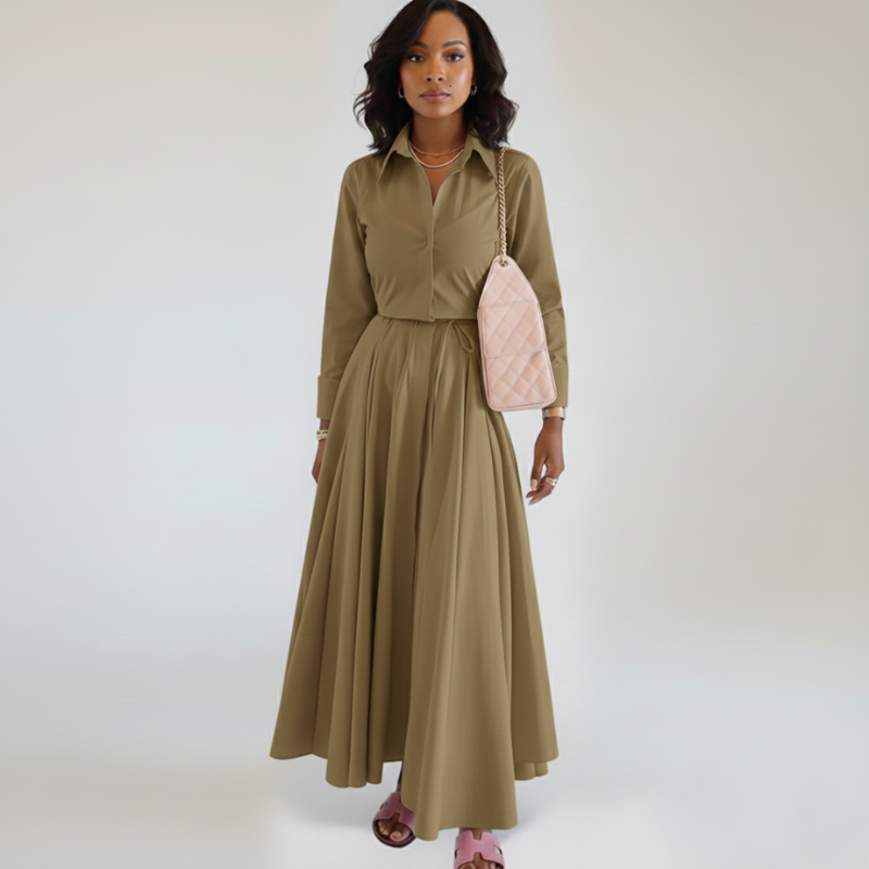 Model trägt ein khakifarbenes Maxikleid mit Kragen und ausgestellter Silhouette im neutralen Studio.