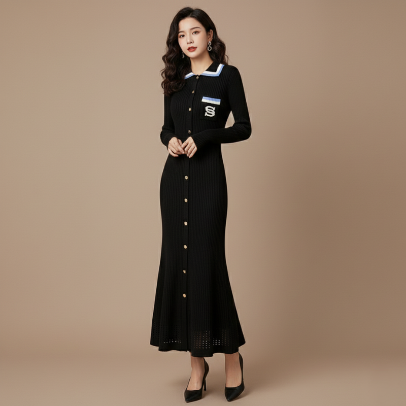 Model trägt ein schwarzes Maxikleid mit blauen und weißen Kragenakzenten, goldenen Knöpfen und strukturierter Silhouette im Studio.