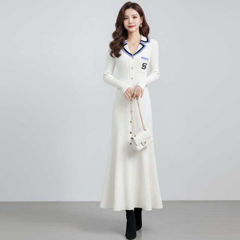 Weißes Maxikleid mit dekorativem Kragen in Blau-Weiß, goldenen Knöpfen und eleganter Linienführung, präsentiert im Studio.