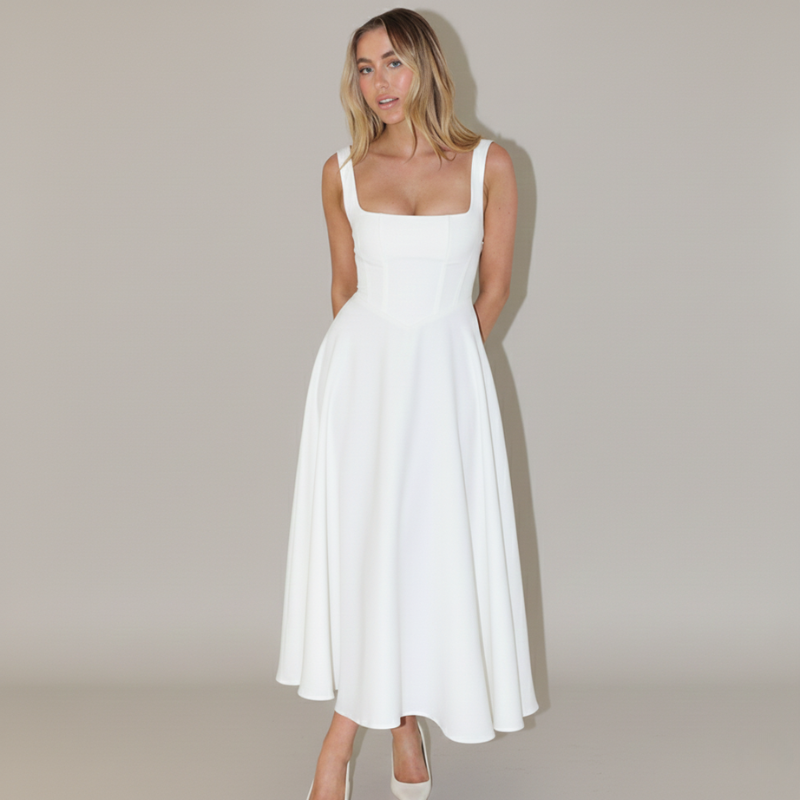 Weißes Damen-Midikleid mit klarer Linienführung und femininer Silhouette in einer Studioaufnahme.