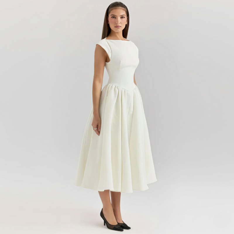 Model trägt ein weißes, ärmelloses Damen-Midikleid mit ausgestelltem Rock in einer minimalistischen Studioaufnahme.