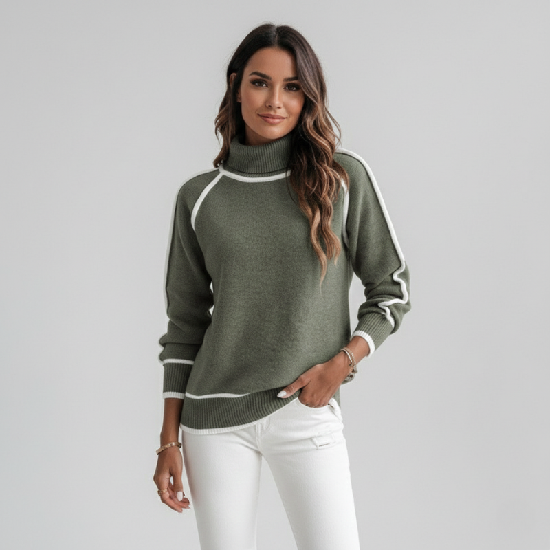 Frau präsentiert einen olivgrünen Pullover mit entspannter Silhouette vor neutralem Studiohintergrund.