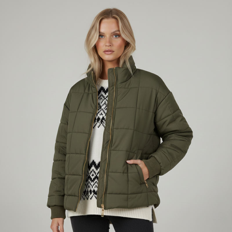 Khakifarbene Steppjacke mit sportlich-modernem Schnitt und gesteppten Partien, getragen im Studio.