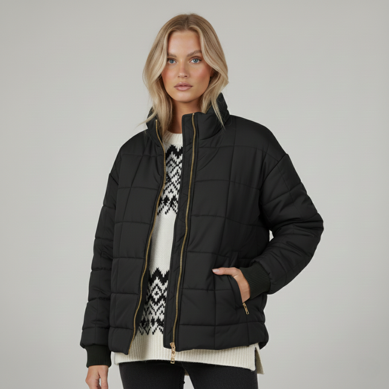 Schwarze Steppjacke mit gestepptem Design, hohem Kragen und praktischen Seitentaschen in heller Studioaufnahme.