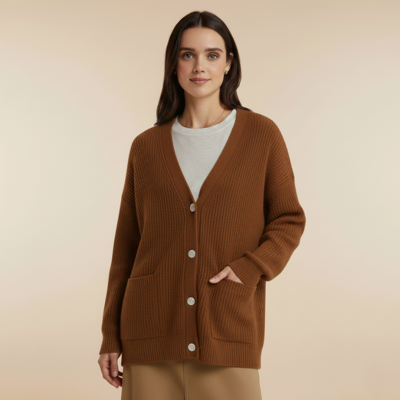 Brauner Strickcardigan mit V-Ausschnitt und goldfarbenen Knöpfen, getragen von einem Model in einer klaren Studioaufnahme.