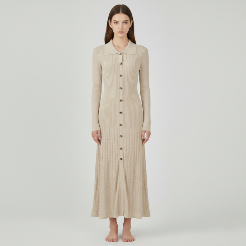 Model trägt ein beigefarbenes langes Strickkleid mit Knopfleiste und weichem Strickdesign im hellen Raum.