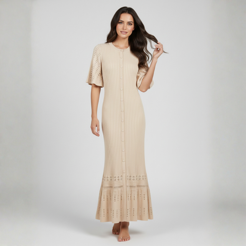 Model trägt ein langes beiges Strickkleid mit ärmellosem Design, dezenter Struktur und eleganter Passform im Studio.