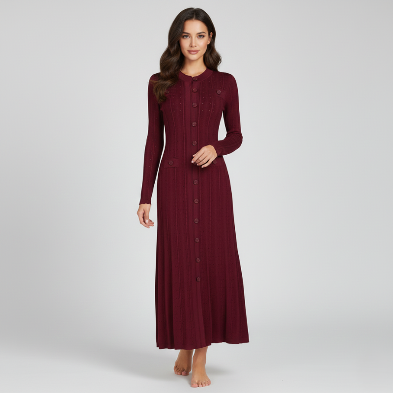 Model präsentiert ein bordeauxfarbenes langes Strickkleid mit Knopfleiste und feiner Strickstruktur im Studio.