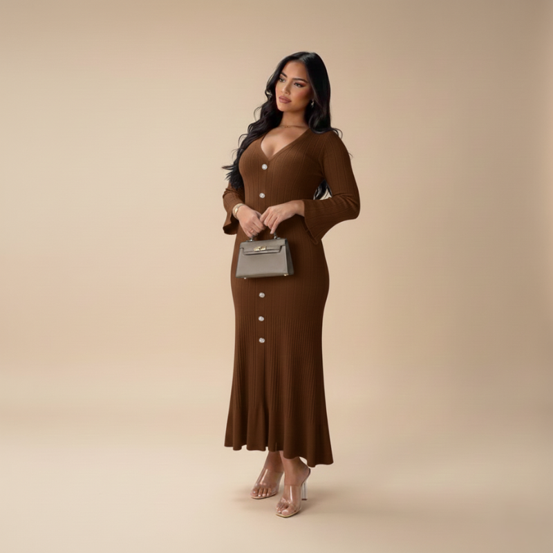 Braunes Strickkleid mit V-Ausschnitt, goldenen Knöpfen und figurbetonter Linienführung im Studio präsentiert.