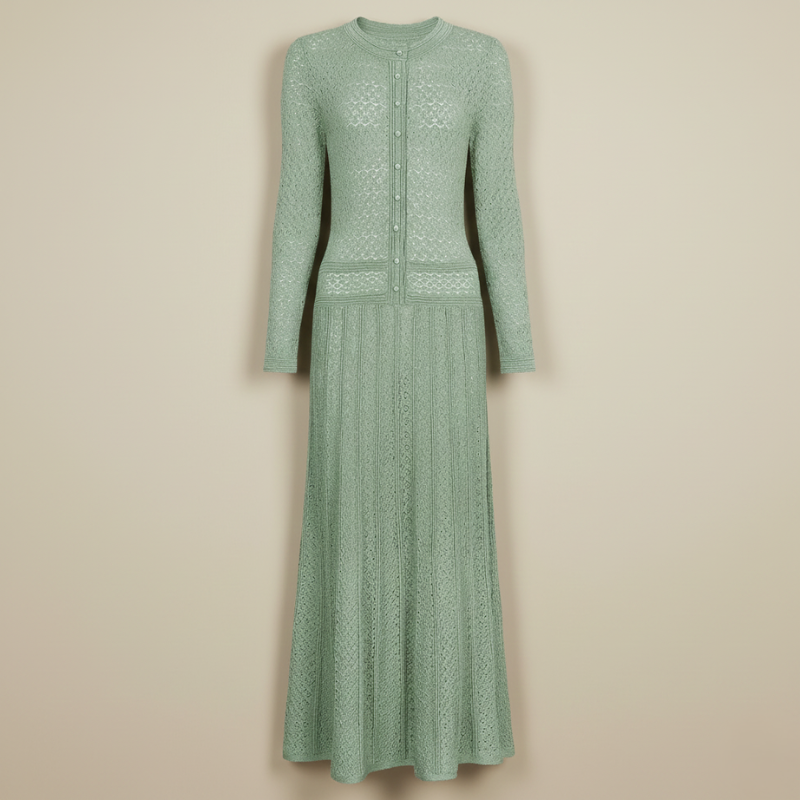 Model trägt ein mintgrünes langes Strickkleid mit feinem Lochmuster und eleganter Silhouette im hellen Studio.