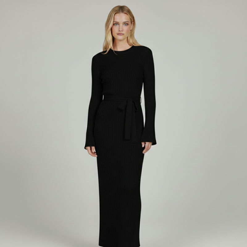 Schwarzes Rippenstrick-Maxikleid mit langen Ärmeln, Bindegürtel und schmaler Silhouette in heller Studioaufnahme.