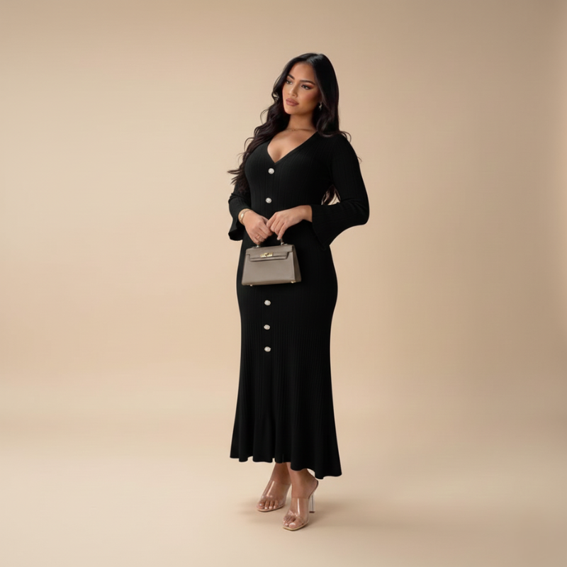 Langes schwarzes Strickkleid mit Knopfleiste und klassischer, strukturierter Passform, getragen im hellen Studio.