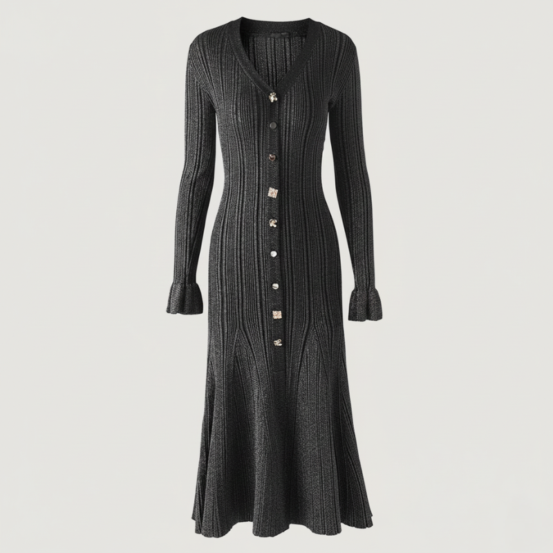 Rückenansicht eines langen schwarzen Strickkleids mit gerippter Struktur und fließender Silhouette im Studio.