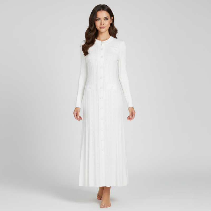 Model trägt ein weißes langes Strickkleid mit glatter Strickstruktur und klassischer Knopfleiste im hellen Studio.