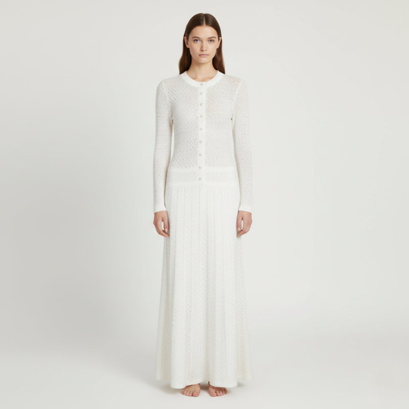 Nahaufnahme des mintgrünen Strickkleids mit feinem Lochmuster, sichtbarer Struktur und hochwertiger Verarbeitung.