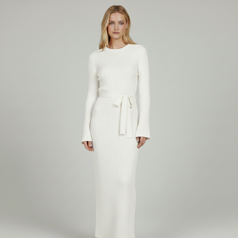 Weißes langes Strickkleid mit strukturierter Oberfläche, Bindegürtel und klarer, eleganter Linienführung im Studio.*