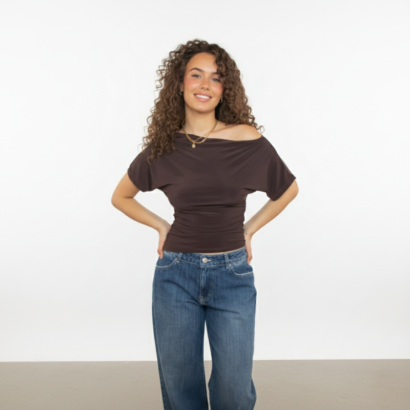 Braunes Kurzarmtop mit weichem Stoff und dezenter Drapierung, präsentiert im minimalistischen Studio.