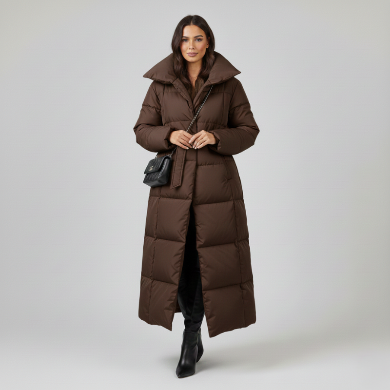 Langer brauner Steppmantel mit voluminösem Kragen und strukturierter Passform im hellen Studio präsentiert.