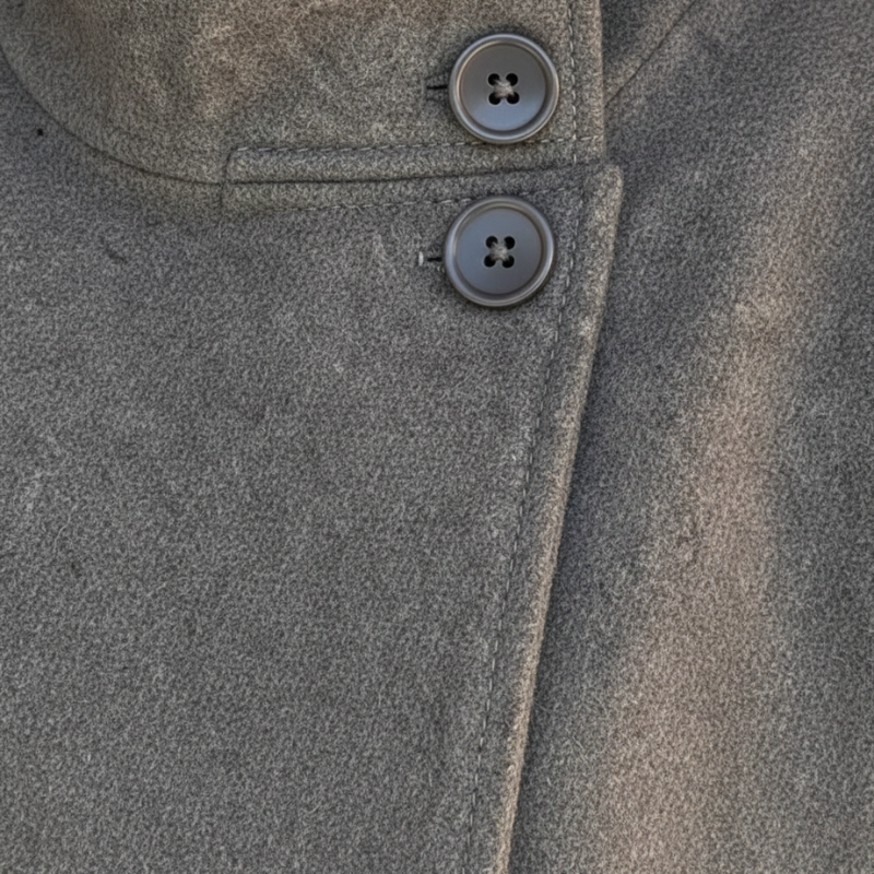 Navyblaue Wolljacke mit strukturiertem Material, hohem Kragen und klassischer Linienführung im Studio.