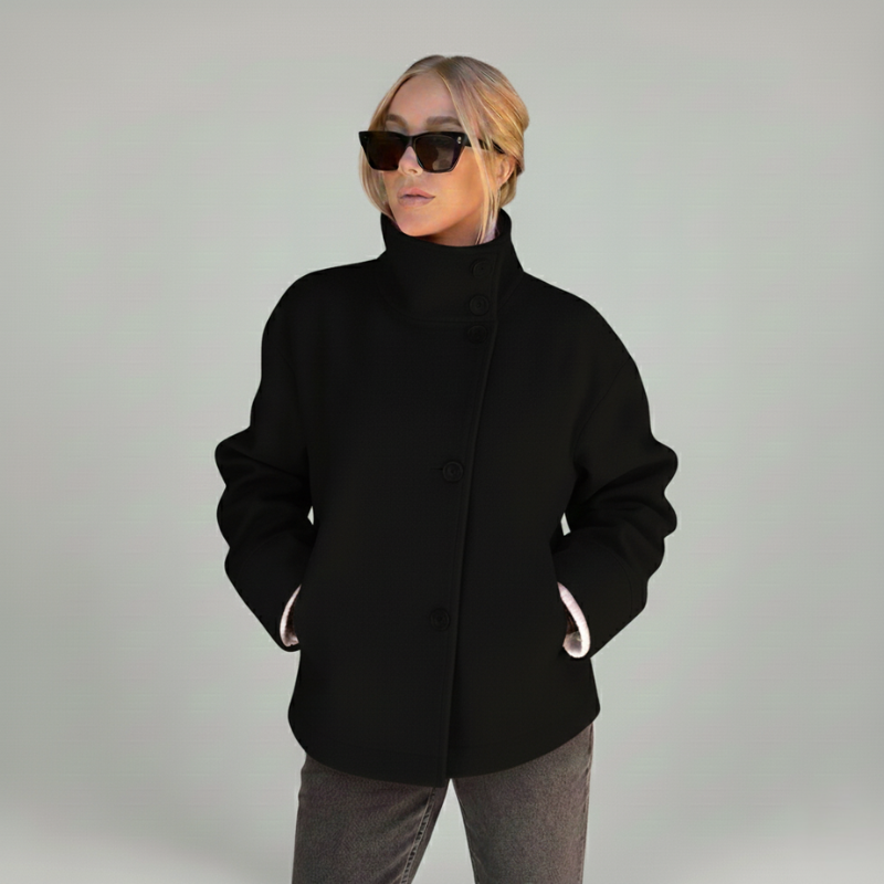 Schwarze Wolljacke mit hohem Kragen, glatter Struktur und lockerer Passform, präsentiert im neutralen Studio.