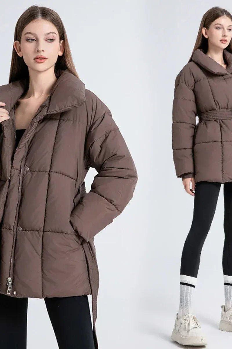 Damenjacke Taupe mit Hohem Halskragen und Tiegürtel – Gesteppt für Warmen Komfort im Winter 5