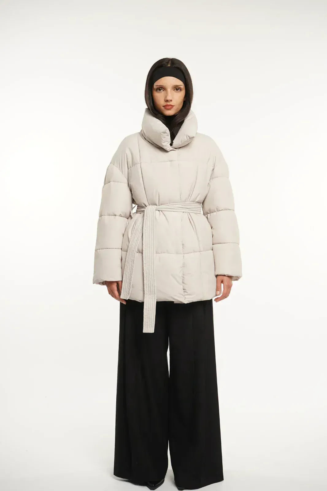 Damenjacke Taupe mit Hohem Halskragen und Tiegürtel – Gesteppt für Warmen Komfort im Winter 6