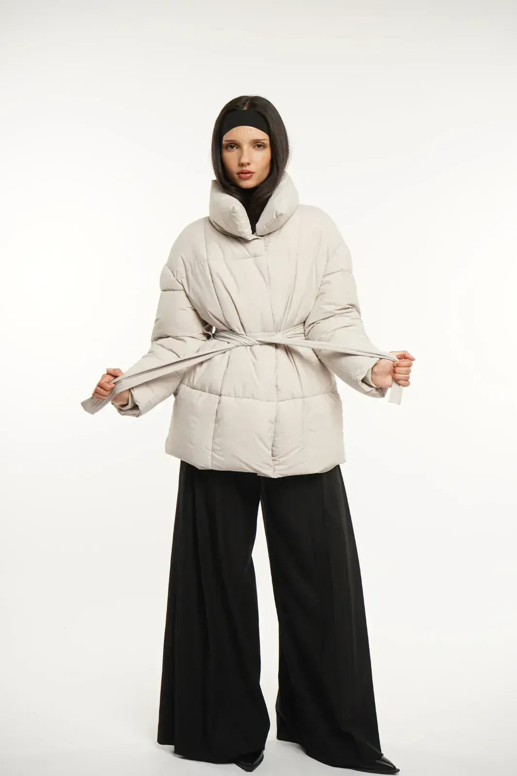 Damenjacke Taupe mit Hohem Halskragen und Tiegürtel – Gesteppt für Warmen Komfort im Winter 7