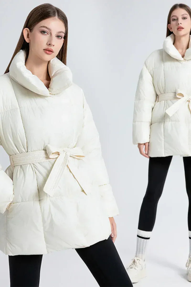 Damenjacke Taupe mit Hohem Halskragen und Tiegürtel – Gesteppt für Warmen Komfort im Winter 8