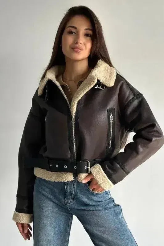 Damenmantel aus veganem Leder mit Shearling-Kragen – Cropped Biker Schnitt für stilvolle Mäntel Damen 0
